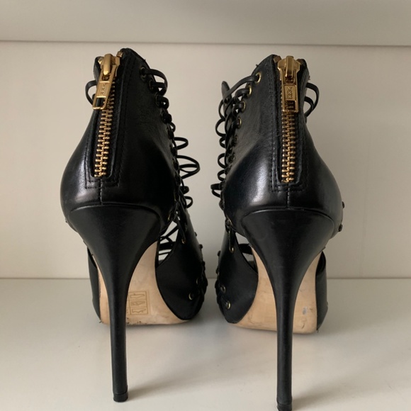 Black booties with cutout Strapped detail - Picture 2 of 3